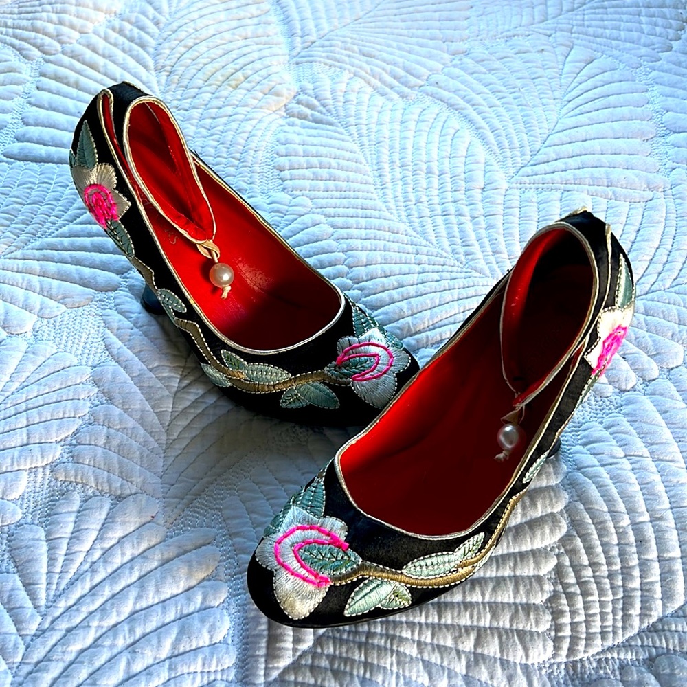 Satin pumps